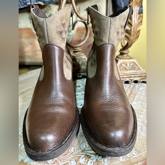 EUC Born “Capri” Leather and Suede Cowgirl Ankle Bootie Size 6.5/37 - Picture 6 of 13